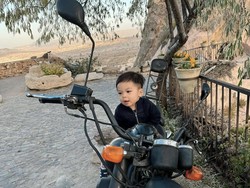 7 Gaya Stylish Baby Izz Anak Nikita Willy di Turki, Ganteng & Menggemaskan