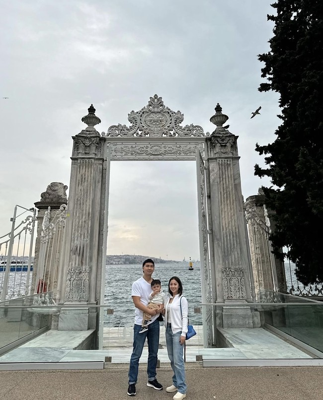 Tampil dengan baju putih, baby Izz kompak dengan Nikita dan Indra. Baju putih lengan panjang yang dikenakan Izz itu kemudian dipadukan dengan celana coklat dan sepasang sepatu. Foto: Instagram/@nikitawillyofficial96