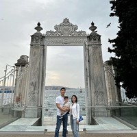 Tampil dengan baju putih, baby Izz kompak dengan Nikita dan Indra. Baju putih lengan panjang yang dikenakan Izz itu kemudian dipadukan dengan celana coklat dan sepasang sepatu. Foto: Instagram/@nikitawillyofficial96