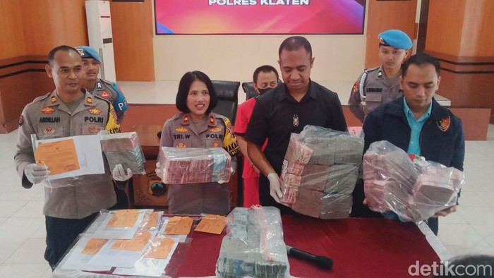 Barang bukti uang Rp 3 miliar yang diamankan Polres Klaten dari pria inisial B, officer junior manager PT IP, Karanganom, Klaten, Kamis (9/11/2023).