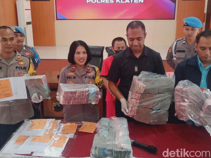 Barang bukti uang Rp 3 miliar yang diamankan Polres Klaten dari pria inisial B, officer junior manager PT IP, Karanganom, Klaten, Kamis (9/11/2023).