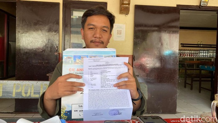 Bob Bimantara Leander, yang mewakili ibunya melapor ke Polres Malang di kasus penipuan tanah kavling