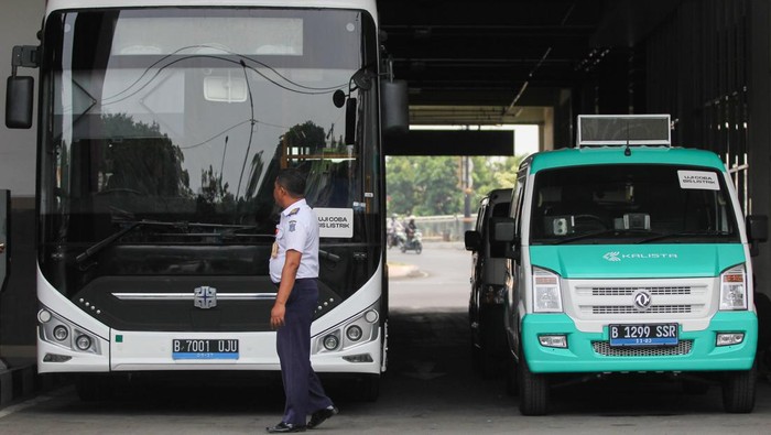 Petugas mengontrol pengisian daya listrik pada bus mini bertenaga lisrik di Terminal Intermoda Joyoboyo (TIJ), Surabaya, Jawa Timur, Kamis (9/11/2023). Pemkot Surabaya bekerja sama dengan salah satu perusahaan penyedia kendaraan listrik melakukan uji coba opersional tujuh angkutan umum bertenaga listrik di Surabaya yang juga digunakan sebagai  angkutan gratis bagi masyarakat yang akan menonton pertandingan sepak bola Piala Dunia U-17 di Gelora Bung Tomo. ANTARA FOTO/Didik Suhartono/tom.