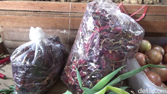 Cabai kering dijual di pasar di Lumajang.