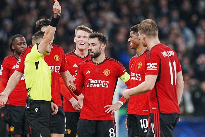 Manchester Uniteds Marcus Rashford, second right, receives a red cart by referee Donatas Rumsas during the Champions League Group A soccer match between FC Copenhagen and Manchester United in Copenhagen, Denmark, Wednesday, Nov. 8, 2023. (Liselotte Sabroe/Ritzau Scanpix via AP)
