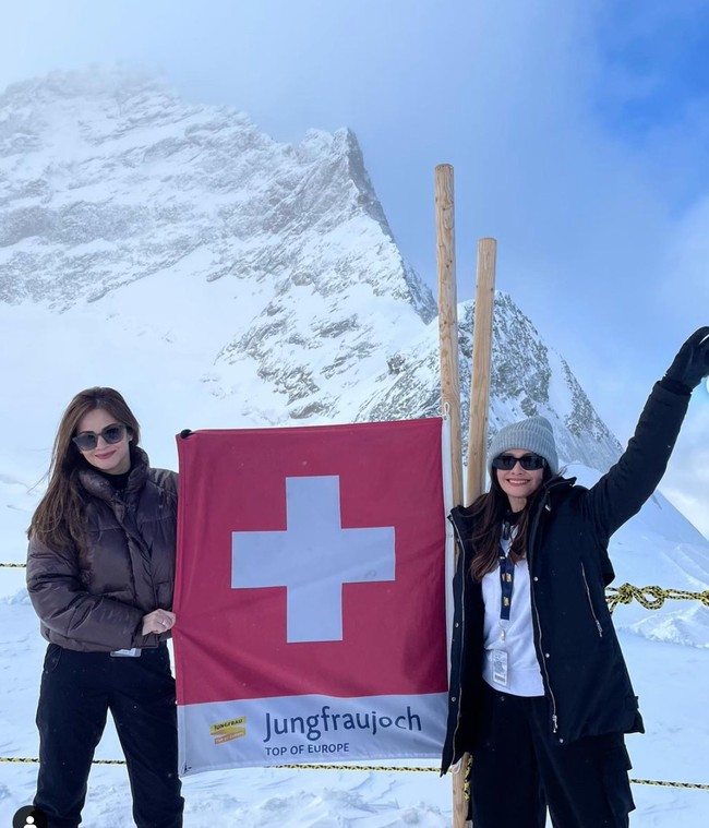 Momen keseruan Cut Tari dan Ersa Mayori selama di Swiss pun dibagikan ke Instagram. Terlihat keduanya yang kompak memamerkan kebersamaan mereka. Foto: Instagram/@ersamayori