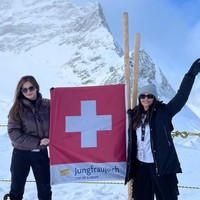 Momen keseruan Cut Tari dan Ersa Mayori selama di Swiss pun dibagikan ke Instagram. Terlihat keduanya yang kompak memamerkan kebersamaan mereka. Foto: Instagram/@ersamayori