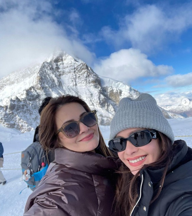 Punya paras yang mirip, foto keduanya saat berpose bareng pun berhasil curi atensi. Dalam salah satu keterangan unggahannya Ersa Mayori menyebut jika keduanya ialah soul sister. Foto: Instagram/@ersamayori