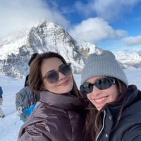 Punya paras yang mirip, foto keduanya saat berpose bareng pun berhasil curi atensi. Dalam salah satu keterangan unggahannya Ersa Mayori menyebut jika keduanya ialah soul sister. Foto: Instagram/@ersamayori