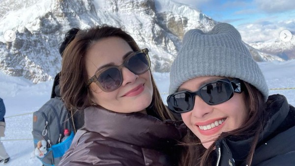 8 Foto Ersa Mayori & Cut Tari Liburan Bareng ke Swiss, Pose Bareng Bak Kembar