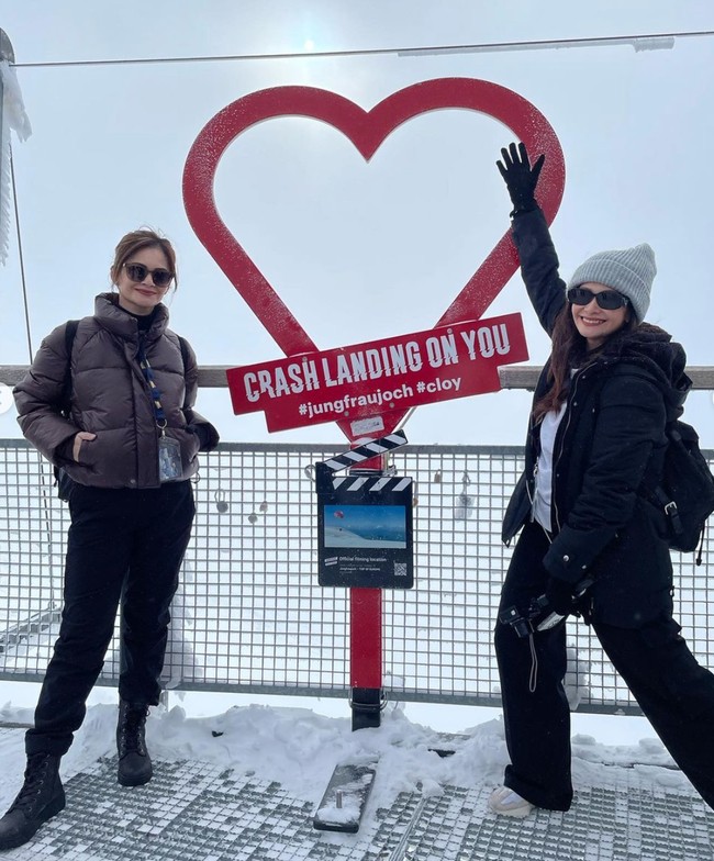 Selama di Swiss Cut Tari dan Ersa Mayori tampak mengunjungi beberapa tempat, salah satunya tempat syuting drakor Crash Landing On You yang terletak di kaki gunung Eiger, Monch dan Jungfrau. Tak lupa keduanya pun berpose bersama untuk mengabadikan momen tersebut. Foto: Instagram/@ersamayori