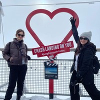 Selama di Swiss Cut Tari dan Ersa Mayori tampak mengunjungi beberapa tempat, salah satunya tempat syuting drakor Crash Landing On You yang terletak di kaki gunung Eiger, Monch dan Jungfrau. Tak lupa keduanya pun berpose bersama untuk mengabadikan momen tersebut. Foto: Instagram/@ersamayori