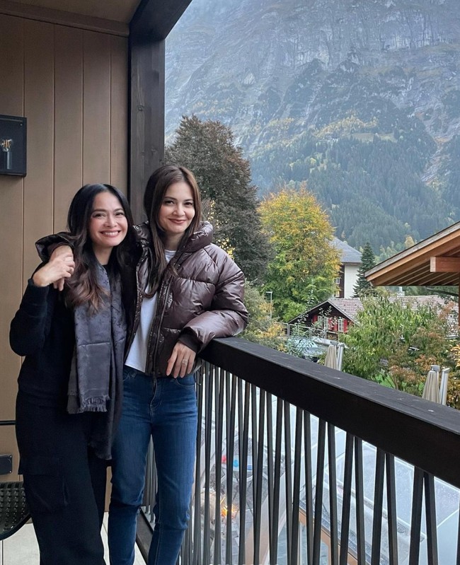 Potret keduanya saat berada di Grindelwald. Terlihat pemandangan desa di Barnese Alps yang begitu cantik dan indah. Foto: Instagram/@ersamayori