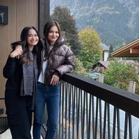 Potret keduanya saat berada di Grindelwald. Terlihat pemandangan desa di Barnese Alps yang begitu cantik dan indah. Foto: Instagram/@ersamayori