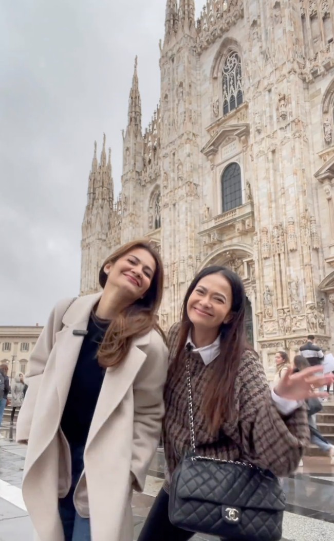 Tak hanya berfoto bersama, Cut Tari dan Ersa Mayori juga sempat membuat video bareng. Keduanya tampak kompak berjoget bersama dengan latar belakang pemandangan indah di Swiss. Foto: Instagram/@ersamayori