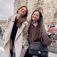 Tak hanya berfoto bersama, Cut Tari dan Ersa Mayori juga sempat membuat video bareng. Keduanya tampak kompak berjoget bersama dengan latar belakang pemandangan indah di Swiss. Foto: Instagram/@ersamayori