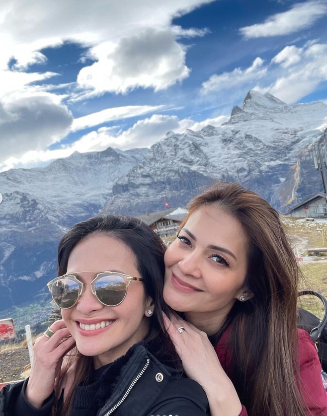 Sama-sama cantik, penampilan Cut Tari dan Ersa Mayori pun banjir pujian. Berpose bersebelahan seperti ini, keduanya terlihat begitu mirip bukan? Foto: Instagram/@ersamayori