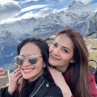 Sama-sama cantik, penampilan Cut Tari dan Ersa Mayori pun banjir pujian. Berpose bersebelahan seperti ini, keduanya terlihat begitu mirip bukan? Foto: Instagram/@ersamayori