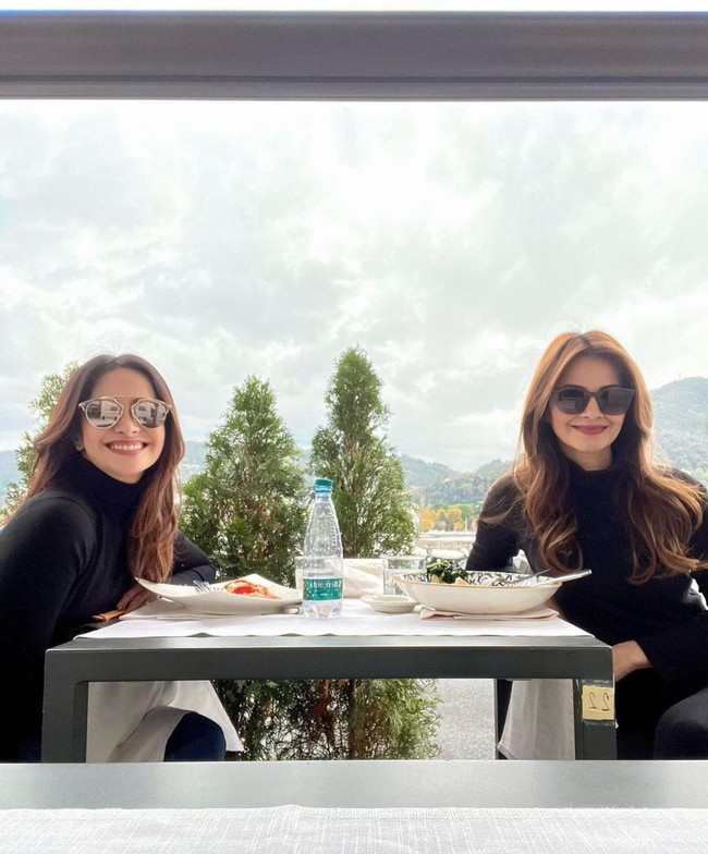 Dilihat dari unggahan-unggahannya di Instagram tampaknya Cut Tari dan Ersa Mayori hanya liburan berduaan saja tanpa suami dan anak. Cut Tari bahkan sempaat merayakan ulang tahunnya dengan makan berduaan bersama Ersa Mayori sambil ditemani pemandangan Swiss yang begitu indah. Foto: Instagram/@cuttaryofficial