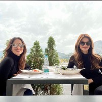 Dilihat dari unggahan-unggahannya di Instagram tampaknya Cut Tari dan Ersa Mayori hanya liburan berduaan saja tanpa suami dan anak. Cut Tari bahkan sempaat merayakan ulang tahunnya dengan makan berduaan bersama Ersa Mayori sambil ditemani pemandangan Swiss yang begitu indah. Foto: Instagram/@cuttaryofficial