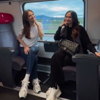 Cut Tari dan Ersa Mayori tampaknya sedang menikmati liburan bersama ke Swiss. Liburan bareng ke Swiss itu menjadi yang pertama bagi kedua artis cantik berparas mirip itu. Foto: Instagram/@ersamayori