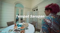 Dapurnya berbatasan langsung dengan area outdoor. Dan di area ini terdapat meja makan yang biasa digunakan untuk sarapan. Foto: YouTube Atta Halilintar