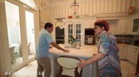 Tepat di samping ruang makannya, terdapat dapur. Dapurnya minimalis, bernuansa serba putih. Foto: YouTube Atta Halilintar