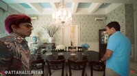 Ini adalah ruang jamuan makan yang dikususnya untuk menjamu tamu-tamu formal. Tak terlalu luas, tetapi terasa hangat dengan suasana yang homey. Foto: YouTube Atta Halilintar