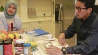 Ini momen Sandiaga Uno dan Nur Asia saat menikmati santapan di dapur mungilnya. Dapurnya juga dilengkapi dengan kulkas dua pintu. Foto: YouTube Atta Halilintar