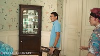 Meski ada ruang makan sendiri, tetapi Sandiaga Uno dan keluarga kecilnya justru biasa makan duduk lesehan di karpet di lantai atas rumahnya. Foto: YouTube Atta Halilintar