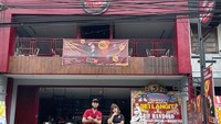 Mencoba melebarkan sayap pada bidang bisnis, Dinar Candy membuka restoran sei sapi. Acara pembukaannya secara resmi dihadiri oleh sahabat terdekatnya. Foto: Instagram/dinar_candy