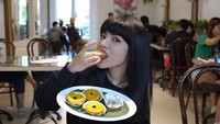 Selebriti berdarah Indonesia ini tak bisa melupakan negara asalnya. Ia mengakui sebagai orang Indonesia, dirinya tak bisa lepas dari jajanan pasar. Foto: Instagram/dinar_candy