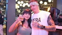 Menyambut temannya, Dinar Candy menyajikan minuman yang menyegarkan. Sambil asyik memainkan musik di salah satu bar, keduanya tampak asyik bersama. Foto: Instagram/dinar_candy