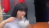 Dinar Candy tak pernah sungkan untuk kulineran enak. Makanan khas Jepang yang dijajakan di gerai ini jadi menu yang lahap disantapnya. Foto: Instagram/dinar_candy