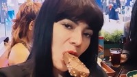 Dinar Candy kini sibuk menjadi seorang disk jockey. Disela-sela waktunya ia paling senang menyantap es krim cokelat yang dingin dan manis. Foto: Instagram/dinar_candy