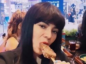 Dinar Candy Doyan Makan Es Krim hingga Jajanan Pasar