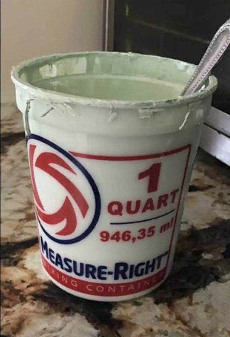 Duh! Kakek Ini Viral karena Salah Kira Cat Kalengan sebagai Yogurt