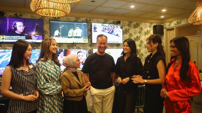 Eks Finalis Miss Universe RI Sambangi Posko Pemilih Prabowo-Gibran Lima eks finalis Miss Universe Indonesia menyambangi Posko Pemilih Prabowo-Gibran (Kopi Pagi), Jakarta Selatan, Rabu (8/11) malam. Kedatangannya untuk mendukung Prabowo-Gibran di Pemilu 2024. Kelima eks finalis Miss Universe Indonesia itu, yakni Lola Nadya Larasati, Priskila Jelita, Eugenia Liviana, Chaterina Sherly, dan Ratih Widhiarta.