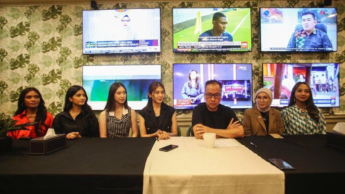 Eks Finalis Miss Universe RI Sambangi Posko Pemilih Prabowo-Gibran Lima eks finalis Miss Universe Indonesia menyambangi Posko Pemilih Prabowo-Gibran (Kopi Pagi), Jakarta Selatan, Rabu (8/11) malam. Kedatangannya untuk mendukung Prabowo-Gibran di Pemilu 2024. Kelima eks finalis Miss Universe Indonesia itu, yakni Lola Nadya Larasati, Priskila Jelita, Eugenia Liviana, Chaterina Sherly, dan Ratih Widhiarta.