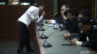 Hakim juga menghukum Galumbang Menak membayar denda Rp 500 juta subsider 4 bulan kurungan. Hakim menyatakan Galumbang Menak melanggar Pasal 2 ayat 1 juncto Pasal 18 UU Tipikor juncto Pasal 55 ayat 1 ke-1 KUHP.  