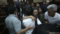 Galumbang Menak dipeluk keluarganya seusai sidang vonis.  