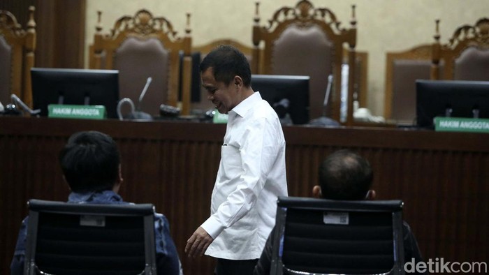 Ekspresi Galumbang Menak Divonis 6 Tahun Penjara Mantan Direktur Utama PT Mora Telematika Indonesia Galumbang Menak Simanjuntak divonis 6 tahun penjara kasus korupsi BTS 4G Kominfo. Begini ekspresinya usai vonis.