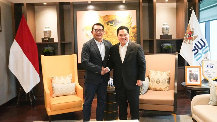 Menteri BUMN Erick Thohir mengunggah foto bersama dengan eks Gubernur Jawa Barat (Jabar) Ridwan Kamil di media sosial. Dalam unggahannya, Erick menuliskan sedang merencanakan sesuatu bersama Ridwan Kamil.