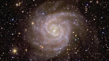 Galaksi tidak beraturan ini dianggap menyerupai formasi spiral yang dikenal sebagai Galaksi Tersembunyi.