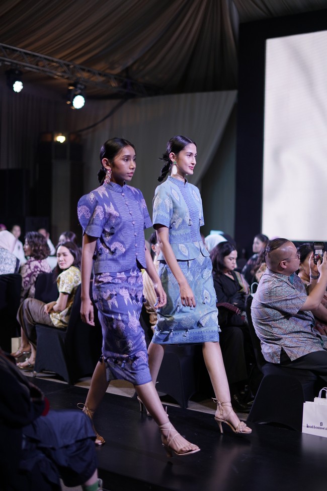 Ari Seputra berkreasi dengan tenun songket berwarna cerah khas Lombok, Nusa Tenggara Barat. (Foto: dok. CTI)