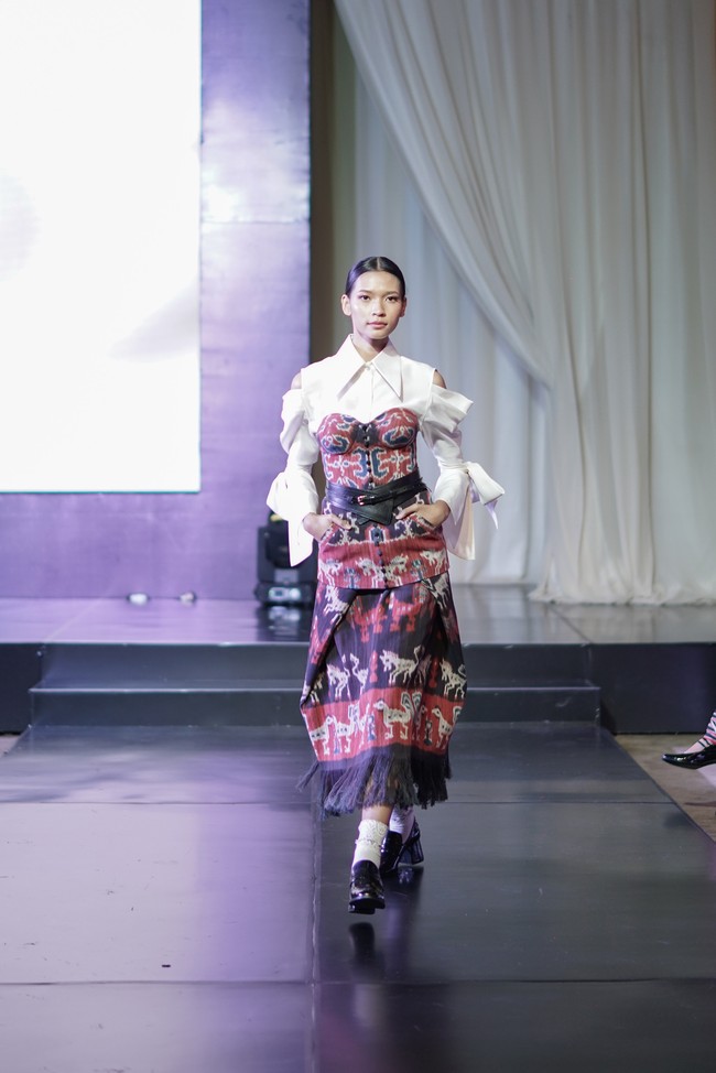 Satu lagi karya Denny Wirawan yang mengangkat keindahan tenun Sumba. (Foto: dok. CTI)