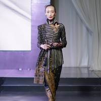 Era Soekamto, salah satu desainer yang karyanya muncul di serial Netflix Gadis Kretek, mengemas tenun Lukat khas Solo, Jawa Tengah, dalam siluet kebaya modern. (Foto: dok. CTI)