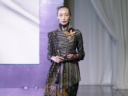 Foto: Wajah Modern Tenun Indonesia Karya Desainer Lokal di Langgam 15 CTI