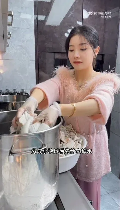 Food Vlogger Dikecam Usai Menguliti dan Masak Aligator 90 Kg