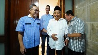 Diketahui Kiai Asep tiba di rumah dinas Zulhas di Jalan Widya Chandra sekitar pukul 21.05 WIB, lalu disusul dengan kedatangan Prabowo.